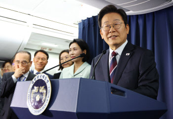캐나다 도착한 李 "관세 협상 변수 많지만 최선 다하겠다"(종합)