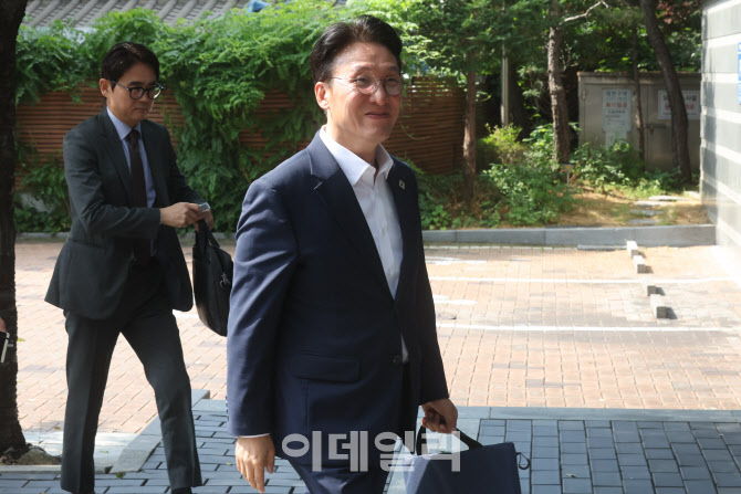 출근하는 김민석 총리 후보자                                                                                                                                                                       