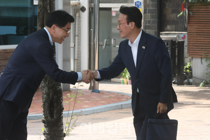 관계자와 인사하는 김민석 총리 후보자                                                                                                                                                              