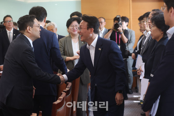 관계자들과 인사하는 김민석 총리 후보자