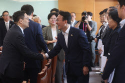 [포토]관계자들과 인사하는 김민석 총리 후보자                                                                                                                                                            