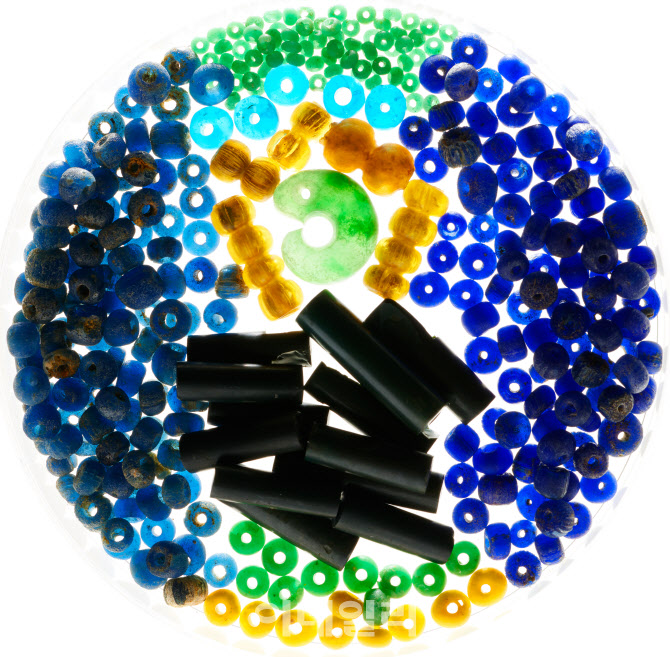  공주 왕릉원 2호분 출토 유리구슬                                                                                                                                                                  