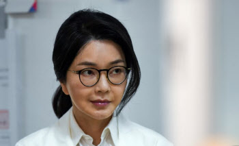 김건희 여사 ‘극심한 우울증’으로 입원...尹 병실 지켜
