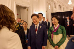 "사진 요청 쇄도" 김혜경 여사, 한복 입고 &apos;영부인 외교&apos;