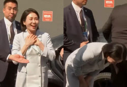 김혜경 여사 첫 단독일정...캐나다 교민에 90도 &apos;폴더 인사&apos;