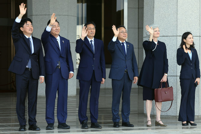 국제무대 데뷔 이재명 대통령 환송                                                                                                                                                                        