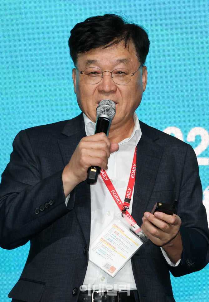발표하는 정만기 한국산업연합포럼 회장                                                                                                                                                             