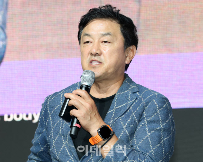 'AI 사피엔스 시대 생존전략'이란 주제로 발표하는 최재붕 성균관대 교수