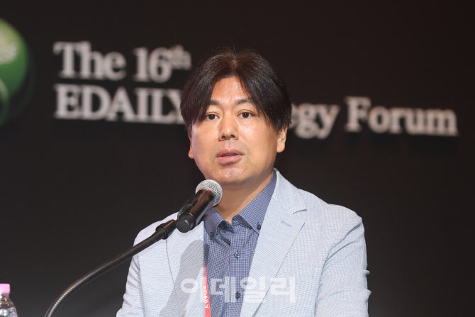 발표하는 송헌재 서울시립대 경제학부 교수