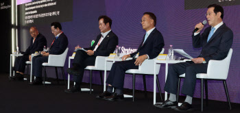 신혼부부 &apos;만원주택&apos; 신중해야…저출산 뼈 때린 일침[ESF2025]
