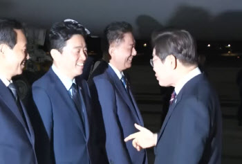 李대통령 귀국하자 마자 "나 없어 좋았다면서요?" 강훈식 &apos;머쓱&apos;