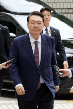 尹 3차 소환 불응…경찰 "내란 특검과 체포영장 협의 중"