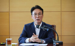 김민석, 칭화대 석사학위 의혹에 출입국·비행편 기록 공개