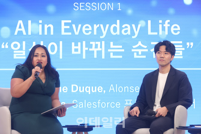 대화 나누는 크리스틴 듀크 대표-코헤이 후카다 매니저                                                                                                                                               