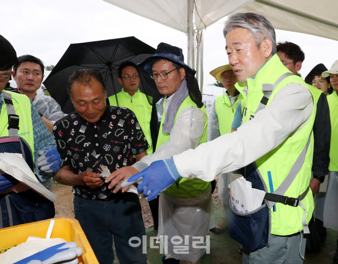  농촌봉사활동 참가한 강호동 농협회장                                                                                                                                                              