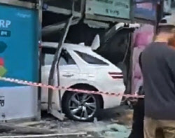 무면허로 SUV 몰다 은행 ATM 돌진한 40대…2명 부상