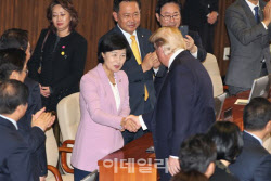 "트럼프, &apos;엄지 척&apos; 바라나"...추미애, &apos;美 이란 핵시설 공격&apos; 비판