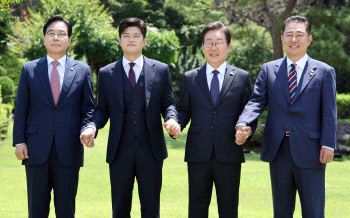 여야 지도부 만난 李대통령, 김민석 논란에 "청문회 지켜보자"