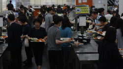 [포토]'런치플레이션' 심화로 구내식당 북적                                                                                                                                                     