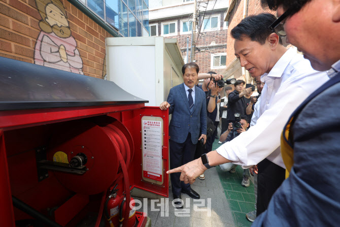  쪽방촌 비상소방장치 점검하는 오세훈 시장 