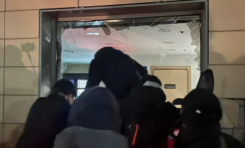 법원 진입 尹 구속 판사 찾은 男 “발로 찼는데 문 열려 신기”