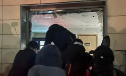 법원 진입 尹 구속 판사 찾은 男 “발로 찼는데 문 열려 신기”