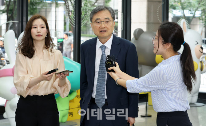청문회 준비사무실에서 취재진 질의에 답하는 조현 외교부 장관 후보자