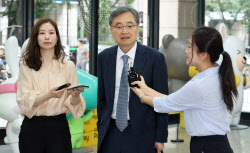 [포토]청문회 준비사무실에서 취재진 질의에 답하는 조현 외교부 장관 후보자                                                                                                                                