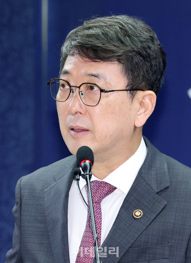 조선 왕실 사당 '관월당' 귀환 언론공개회에서 인사말하는 최응천 국가유산청장