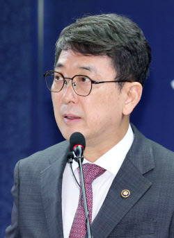 [포토]조선 왕실 사당 '관월당' 귀환 언론공개회에서 인사말하는 최응천 국가유산청장                                                                                                              