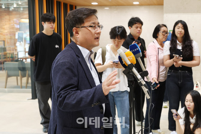 취재진 질문에 답하는 김성환 환경부 장관 후보자                                                                                                                                                    