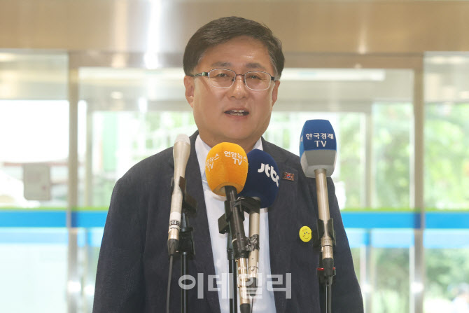 질문에 답하는 김성환 환경부 장관 후보자                                                                                                                                                           