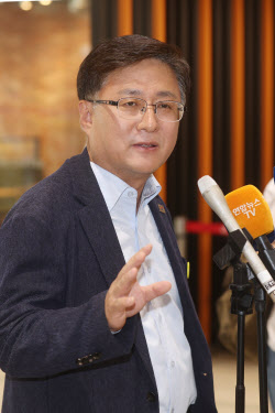 [포토]김성환 의원, 환경부 장관 후보자로 지명                                                                                                                                                            