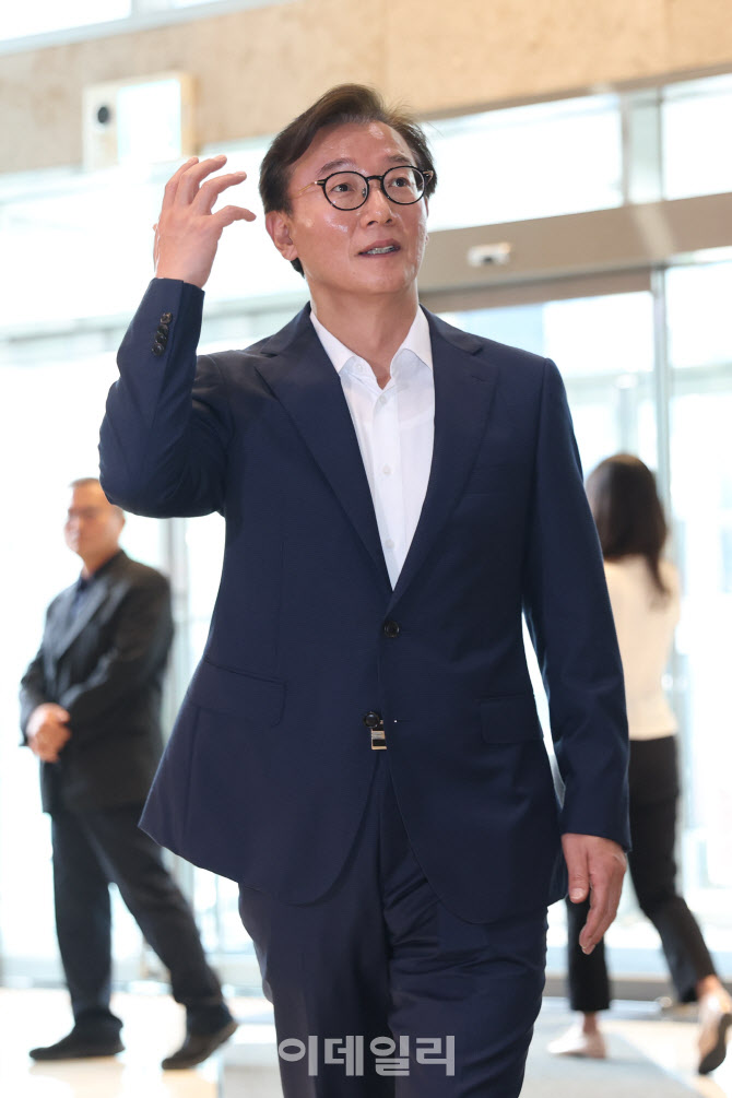 사무실로 향하는 전재수 장관 후보자