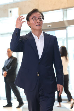 [포토]사무실로 향하는 전재수 장관 후보자                                                                                                                                                                