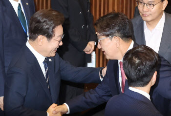 이재명 대통령, 권성동에 웃으며 어깨 &apos;툭&apos;...뭐라고 했길래