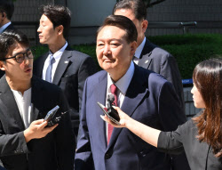 尹 ‘비공개 출석’에 민주당 “체포영장 재청구하라”