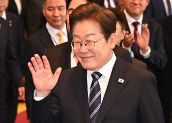 10명 중 6명 “李대통령 잘한다”…‘채무 탕감’엔 반대 59%