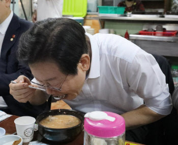 &apos;대구탕집 방문&apos; 李대통령 "하루 빨리 추경 통과 기원"