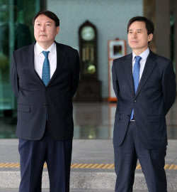 출입방식 두고 신경전…내란특검 "尹, 현관 출입해야 출석"