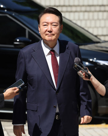 尹, 오늘 검찰 조사…“비공개 출석” vs “정문 출입 원칙”