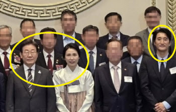 李 대통령 부부 곁에 신현준…뜻밖의 ‘가족사’ 뭐기에