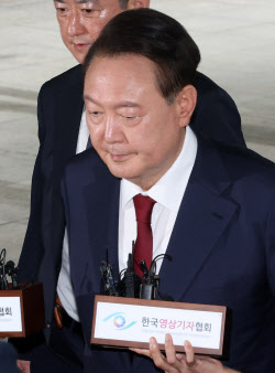 [포토]내란 특검 윤석열 전 대통령 대면조사 시작                                                                                                                                                          