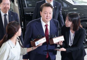 尹 측 “공개 소환 강요한 특검, 법적 의무 위반”