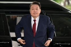 공개소환 압박에 결국 항복한 尹…특검, 내란조사 시작(종합)