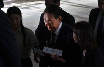 尹측 “가해자가 피해자 조사하는 상황…마녀사냥 목적”