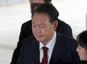 [속보] 내란특검 “尹, 조사실 입실 안 해…출석거부와 같아”