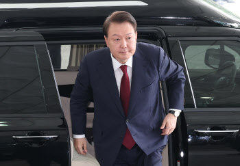 [속보]내란특검 "尹 전 대통령에 30일 오전 9시 재출석 통지"