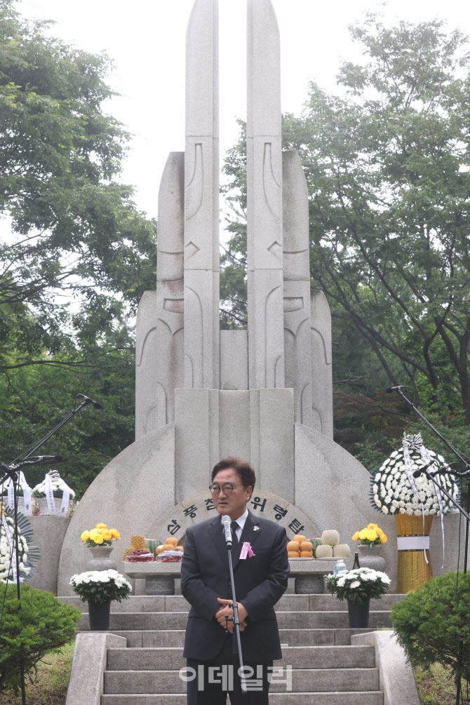삼풍참사위령탑 앞에서 추모사하는 우원식 국회의장