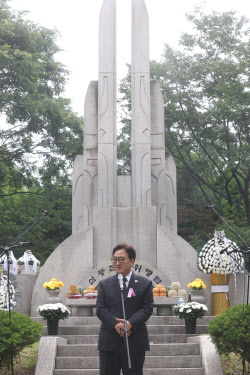 [포토]삼풍참사위령탑 앞에서 추모사하는 우원식 국회의장                                                                                                                                                  
